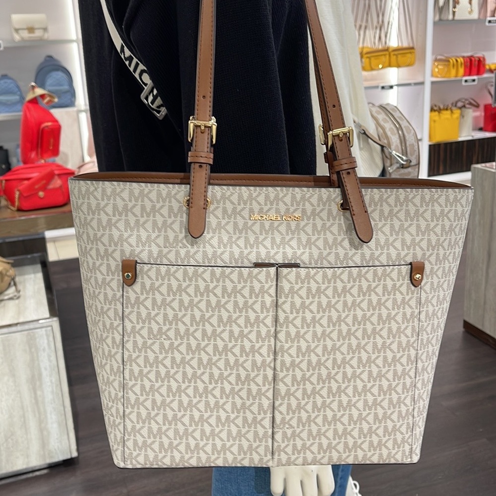 MICHAEL KORS JET SET TRAVEL MEDIUM DOUBLE POCKET TOTE 
VANILLA SIGNATURE
NWT - Picture 5 of 16
